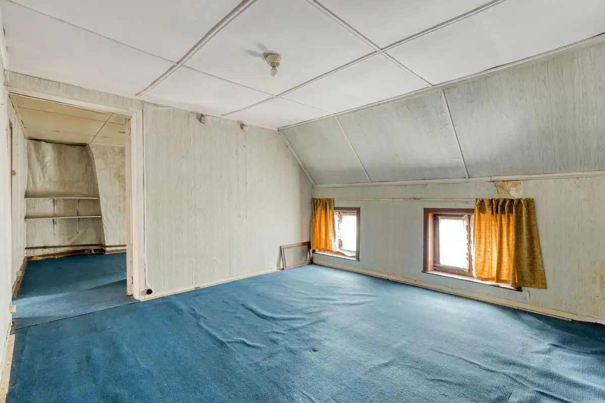 Te renoveren woning met magazijn en tweede oprit! foto 10