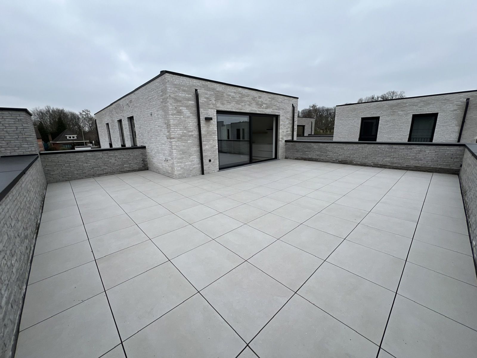 App (2023) met 2 slpk, groot terras (60m²) en carport foto 11