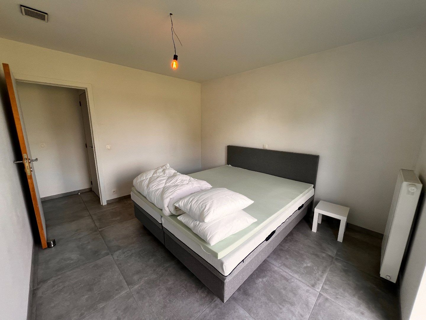 GELIJKVLOERS APPARTEMENT MET 2 SLAAPKAMERS, TERRAS EN GARAGE IN IEPER foto 8