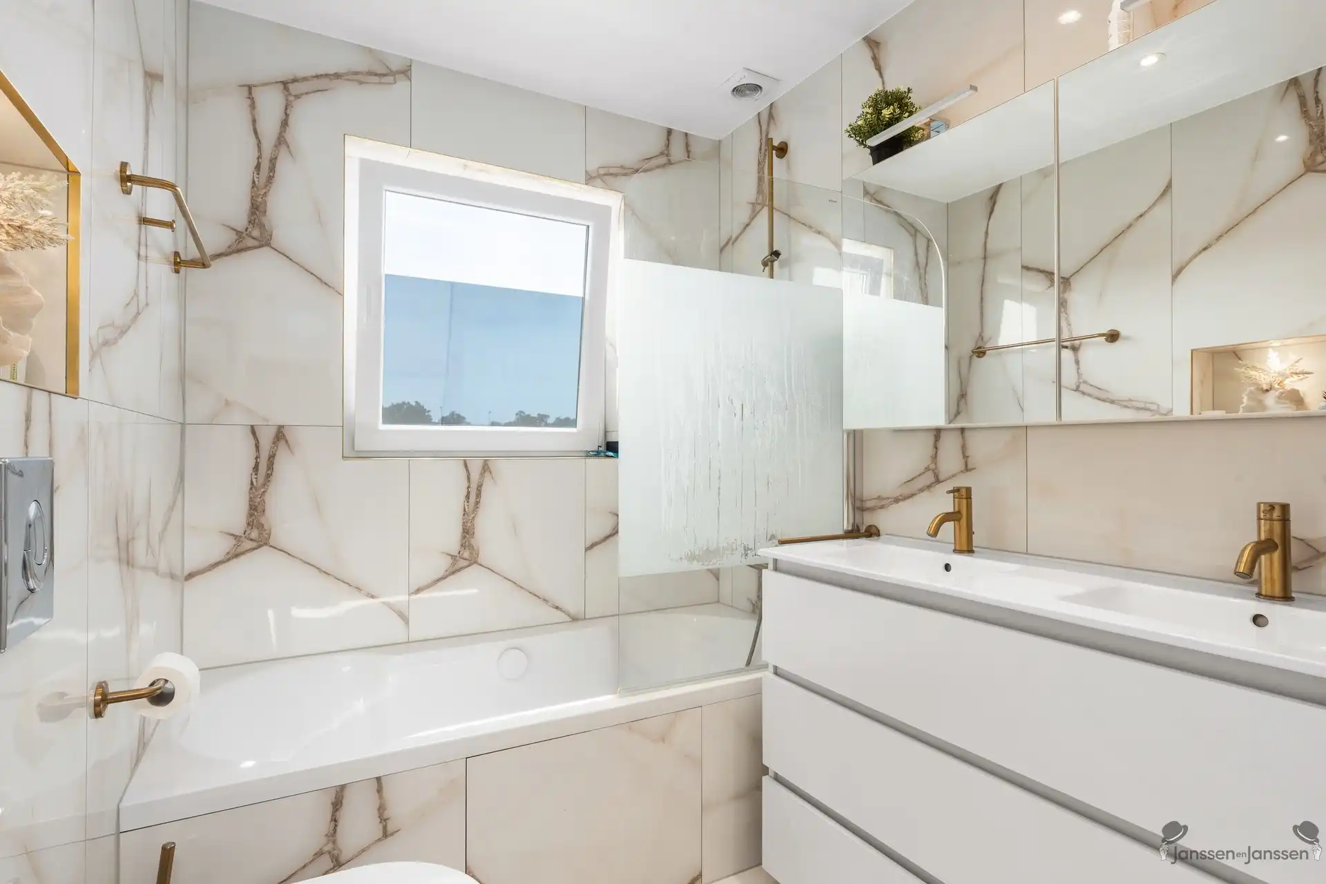 Instapklare bel-etage met 3 à 5 slpk's in Ekeren foto 12