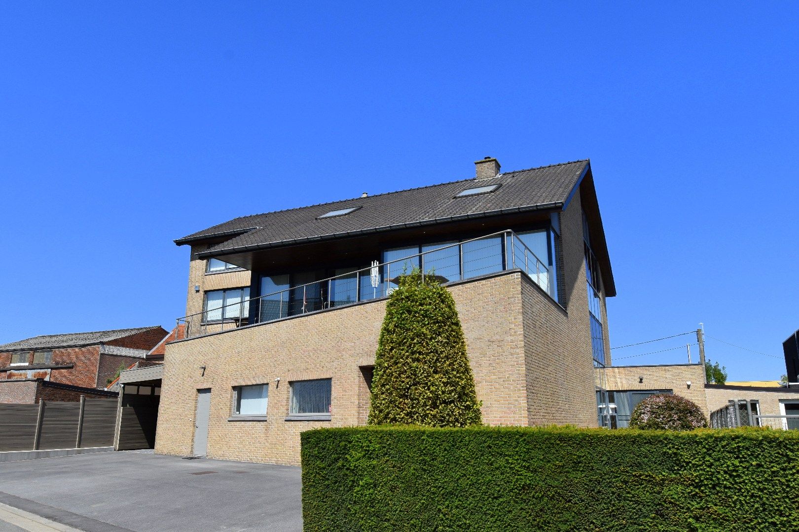 Instapklare villa met 5 slaapkamers én grote handelsruimte te koop in Gullegem foto {{pictureIndex}}