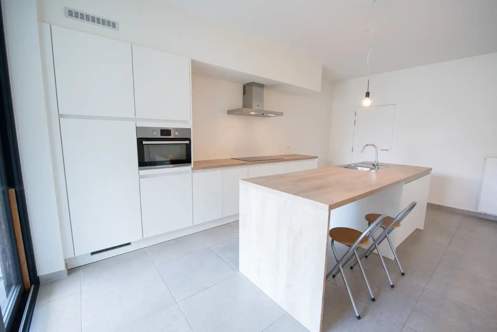 Prachtig gelijkvloers appartement te Sint-Eloois-Vijve met tuintje en overdekt terras.  foto 13