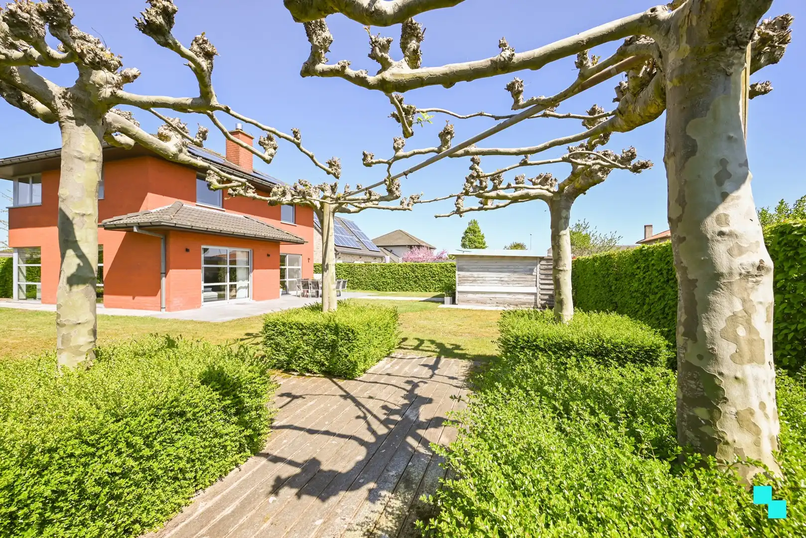 Instapklare gezinswoning met zonnige tuin in rustige woonomgeving foto 2