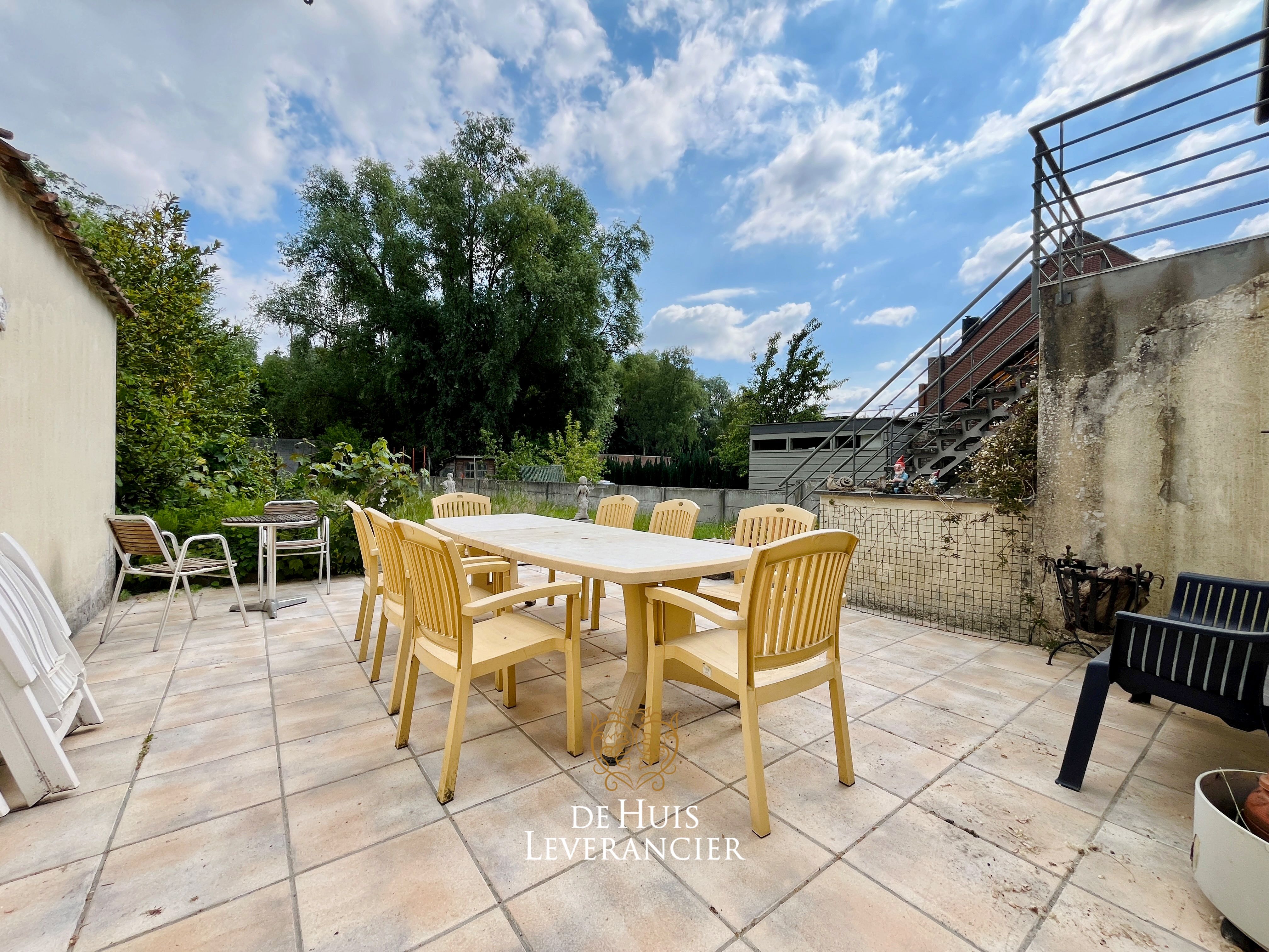 Zeldzame renovatiekans te koop in hartje Noeveren ! Unieke woning met ruimte, groen en grote garage foto 33