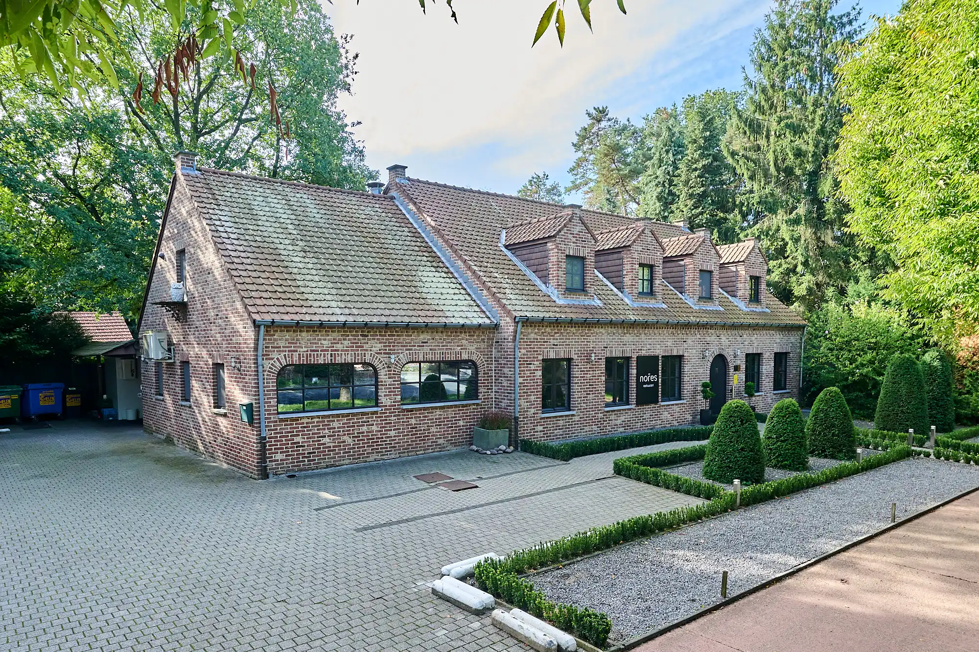 Veelzijdig pand te koop in Genk met parkeergelegenheid foto 2
