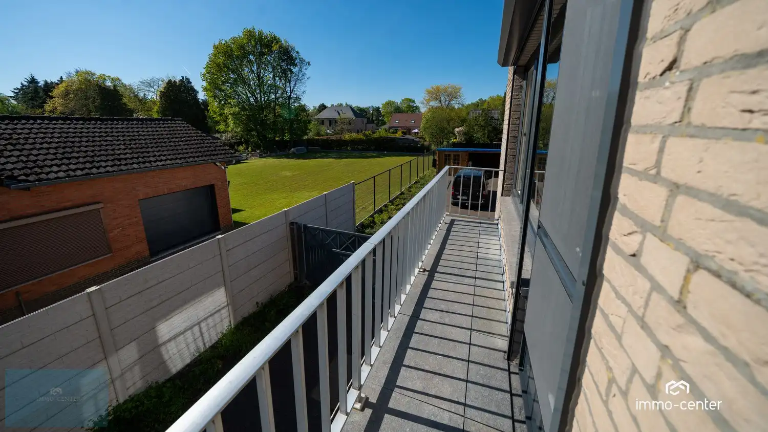 Instapklaar 2-slaapkamer appartement met zolder, 2 garages, carport en prachtige tuin foto 12