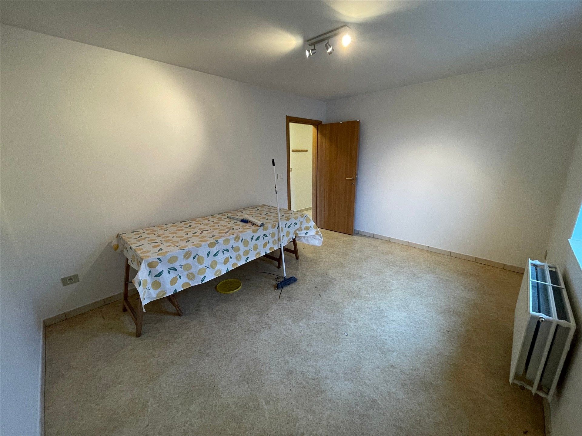 Gunstig gelegen 3 slaapkamer duplex appartement met garage.  foto 12