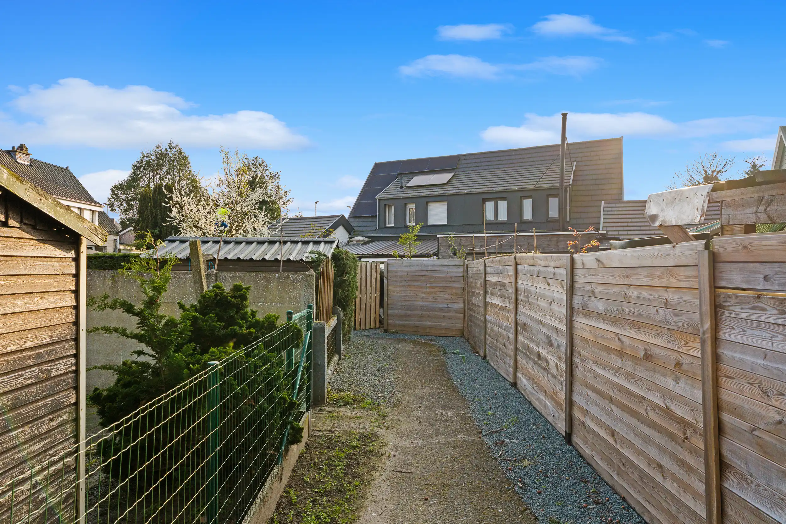 Centrum gelegen gezinswoning met garage en tuin! foto 15