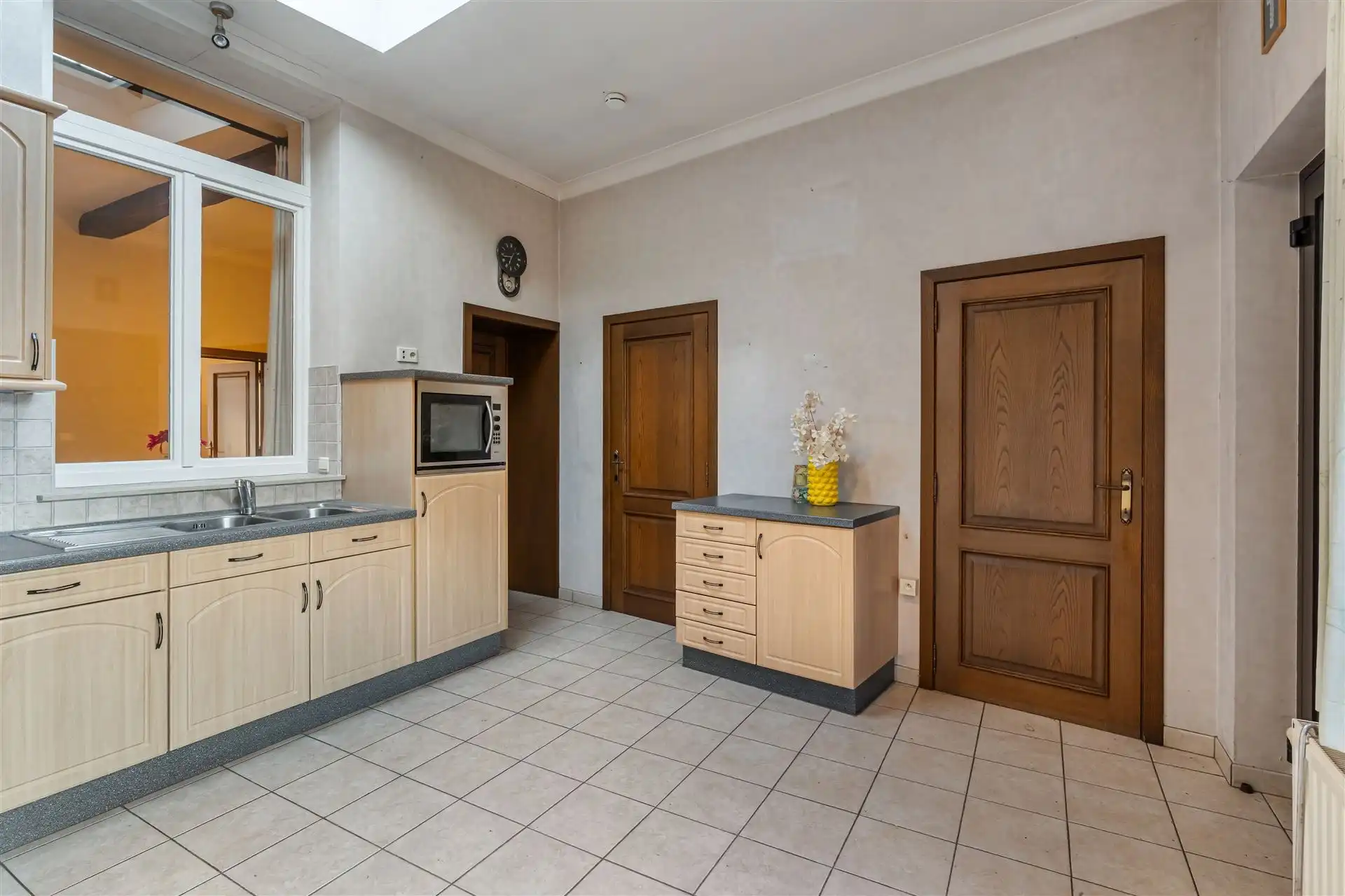 Woning met handelsgedeelte en opslagplaats. foto 8