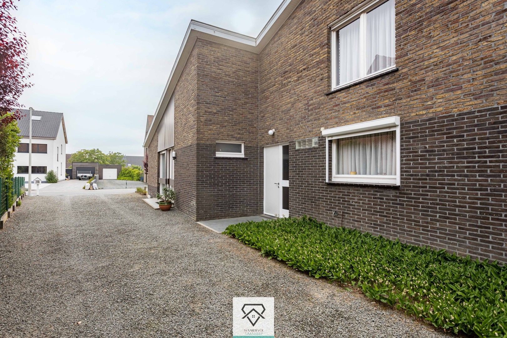 Vrijstaande woning op perceel van 1021 m² met loods en ruime tuin foto 3