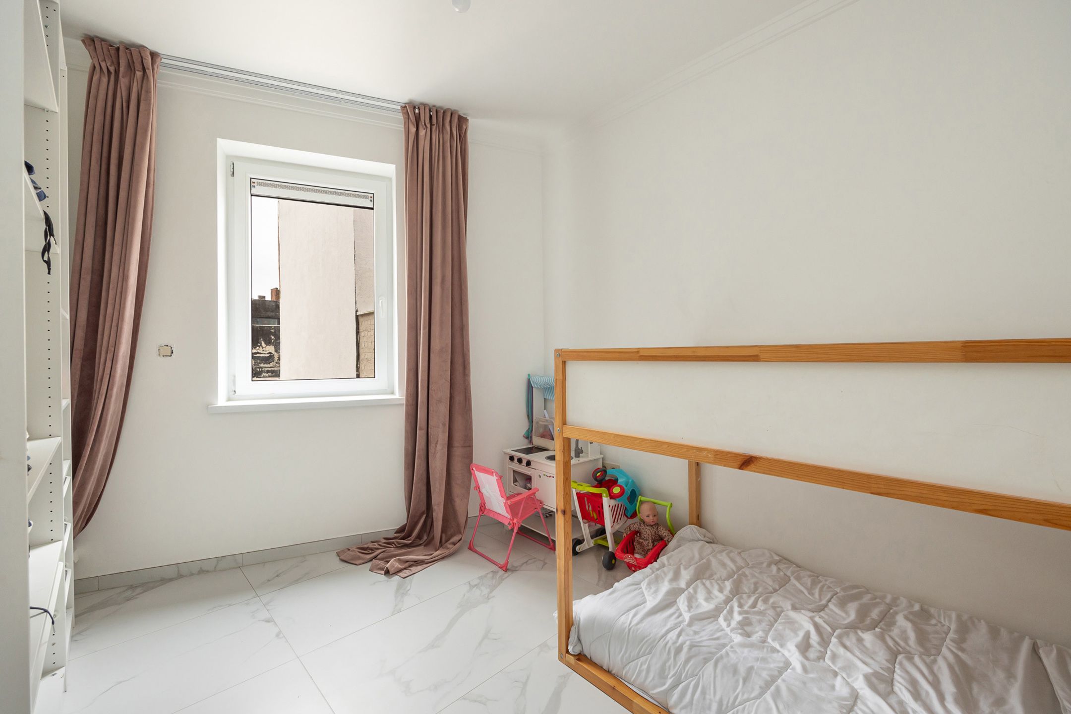 MERKSEM - Centraal gelegen ruim familie appartement met zonnig terras foto 6