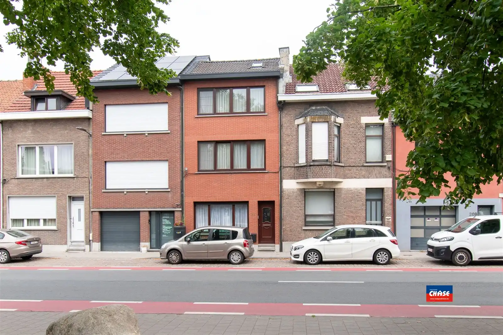 Gerenoveerde rijwoning met 4/5 slaapkamers en grote tuin foto {{pictureIndex}}