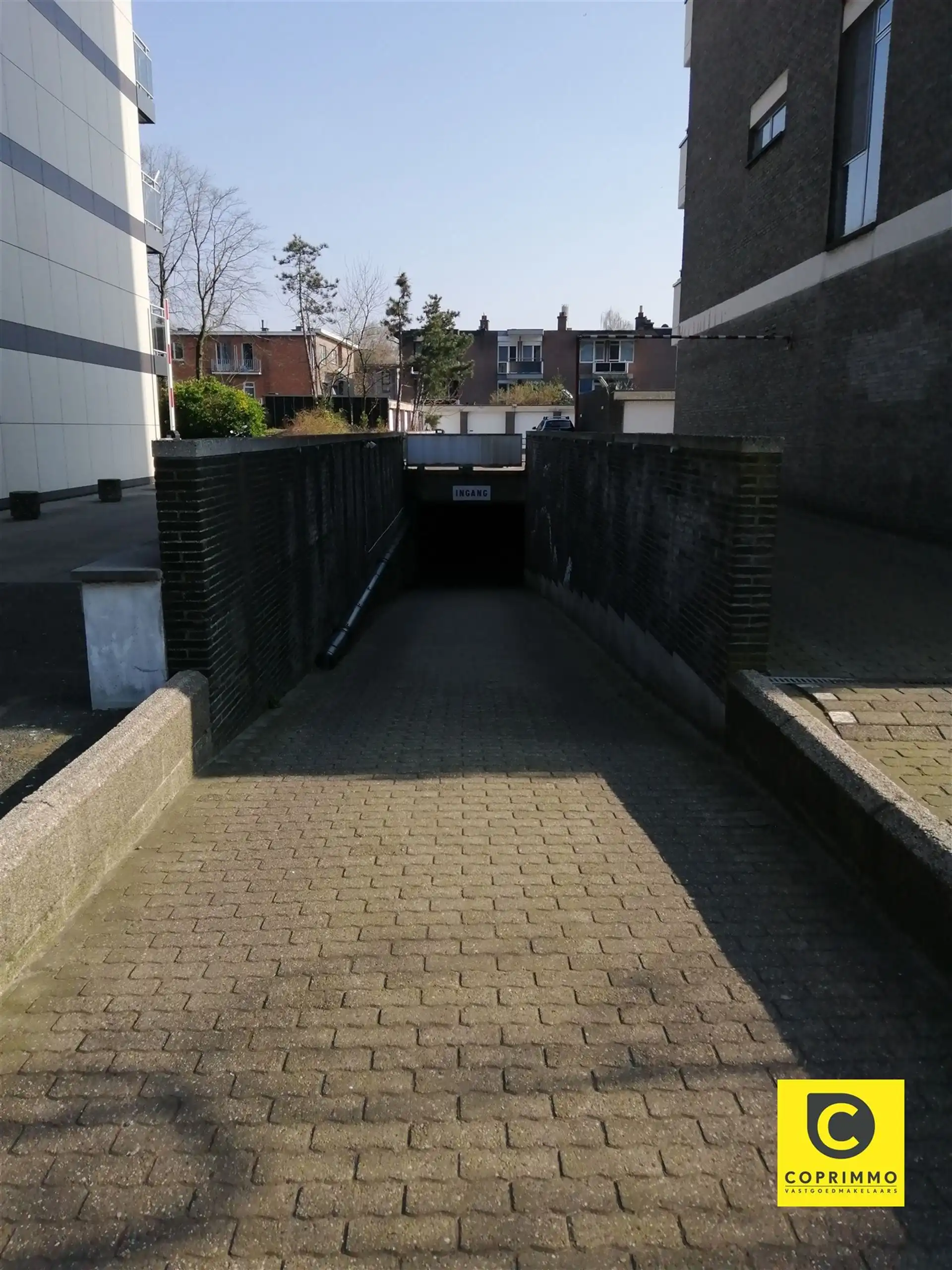 Ondergrondse garagebox, zeer centraal gelegen op de Fruithoflaan! foto 2