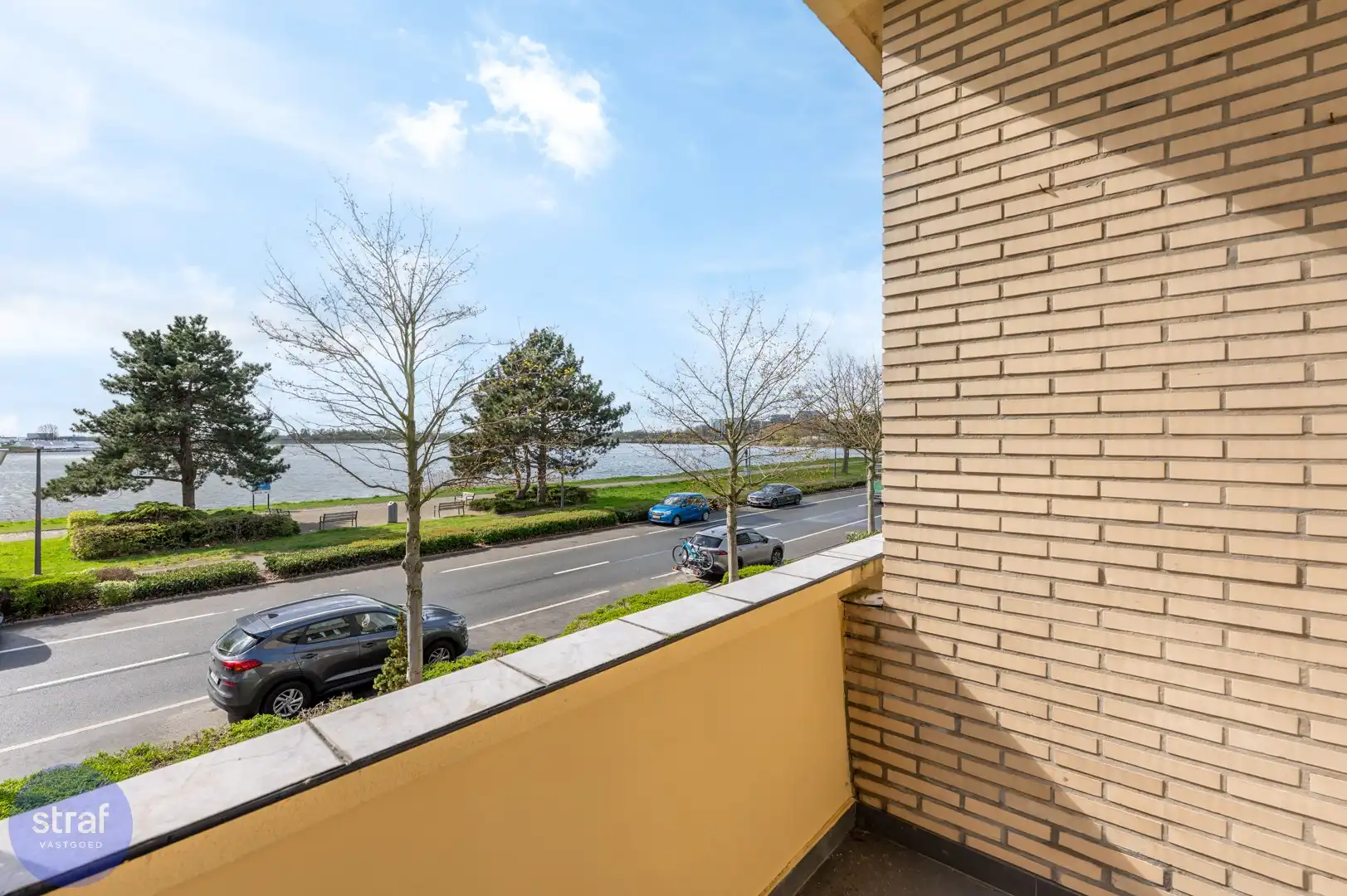 TE HUUR/ Gerenoveerd appartement met 2 slaapkamers, groot terras en zicht op het Galgenweel + 2 kelderbergingen foto 5