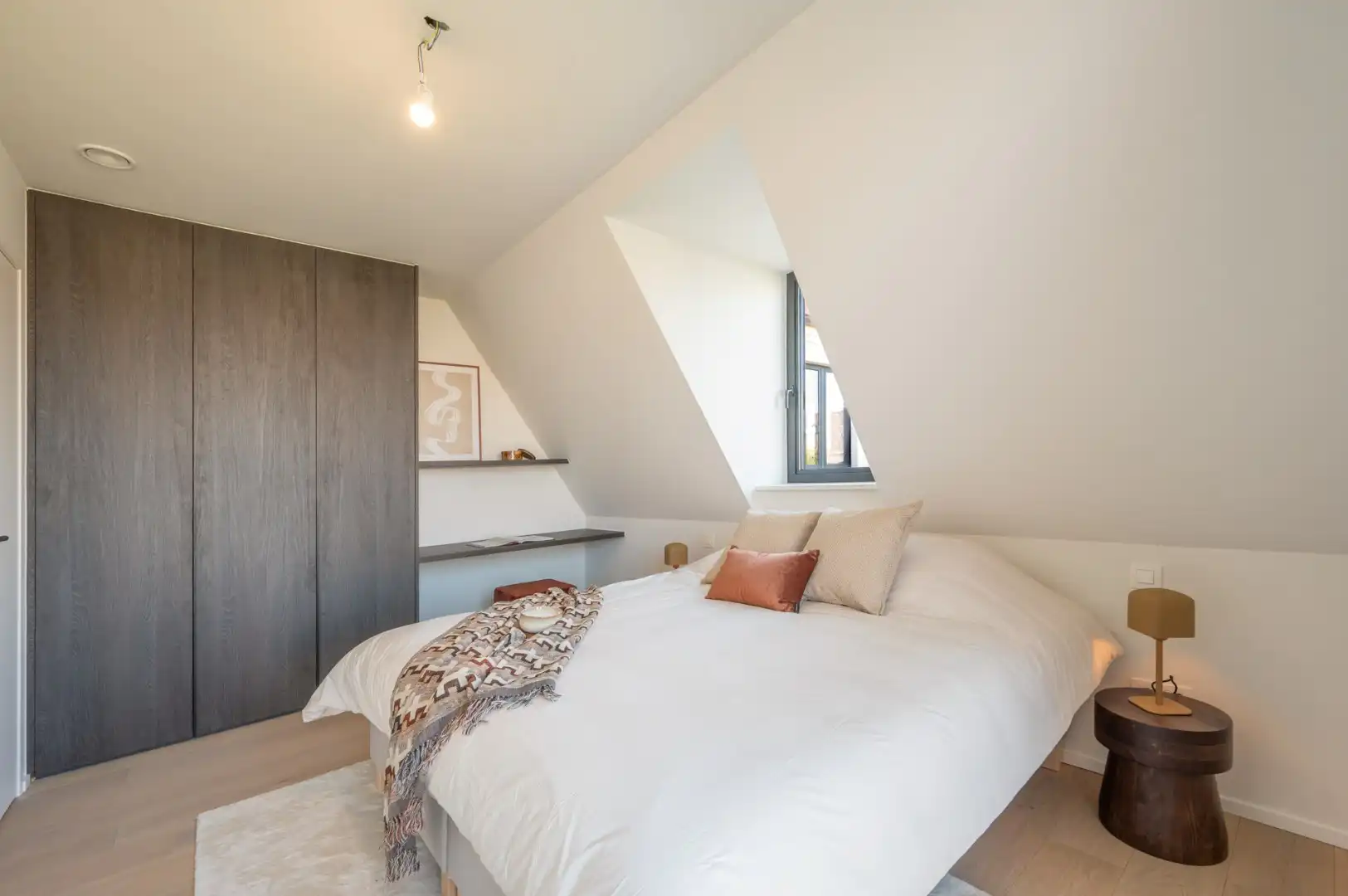 Lichtrijke nieuwbouwvilla met aangename volumes en zonnige tuin foto 13