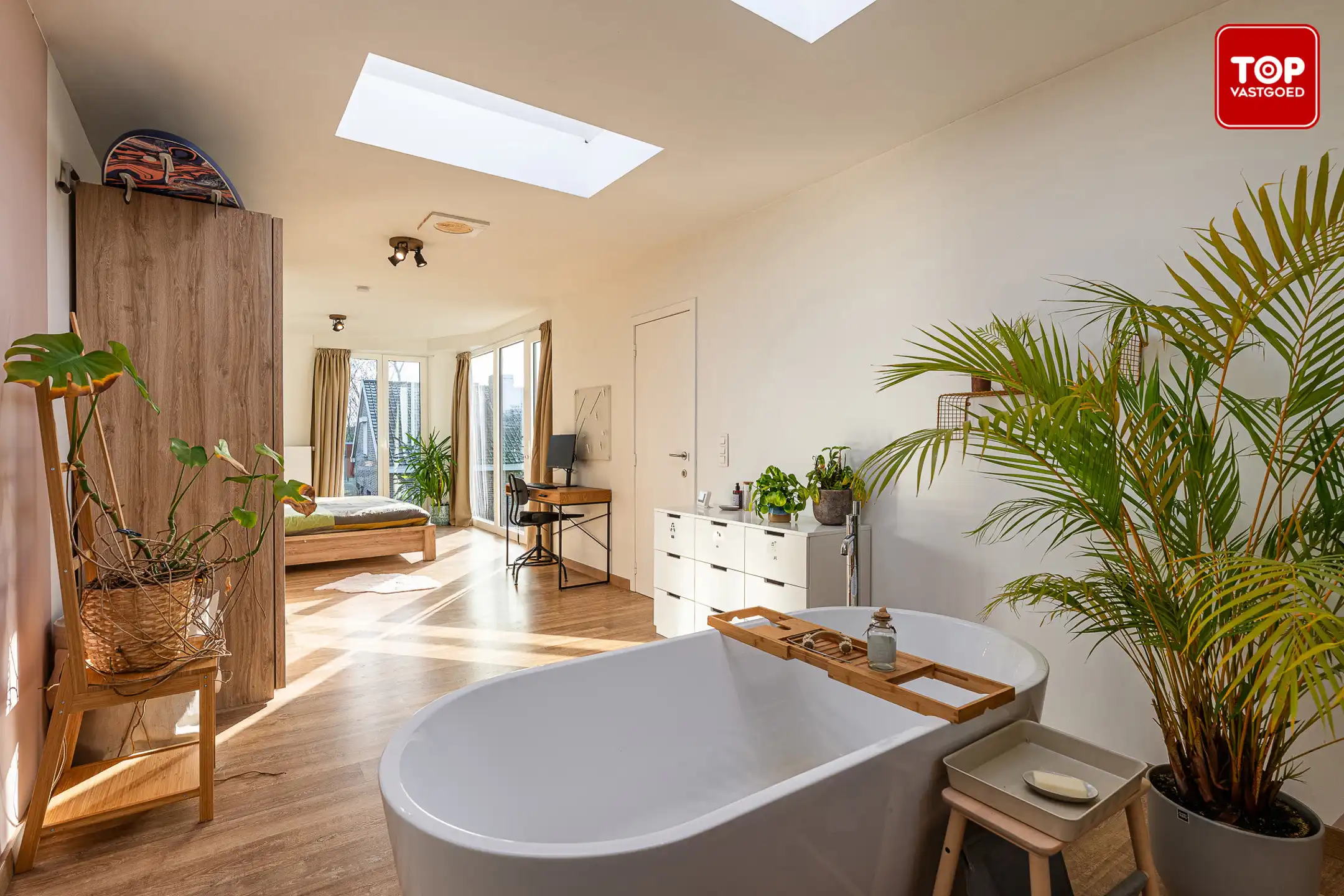 Karakteristieke woning  met 3 slaapkamers en 2 badkamers op riant perceel. foto 19