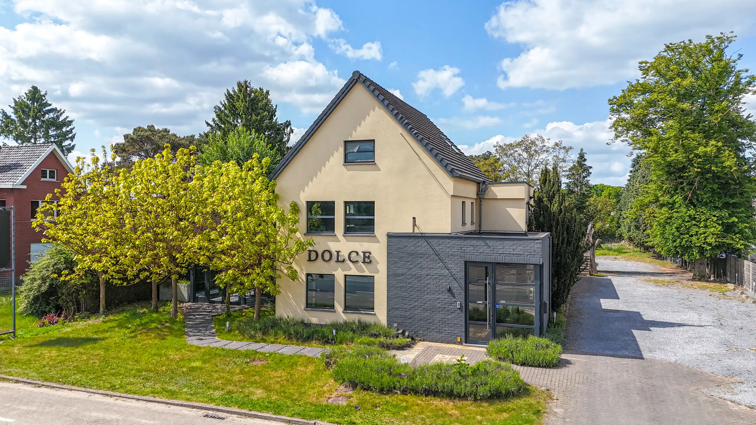 Prachtig handelspand met woonst op toplocatie (40are grond)! foto {{pictureIndex}}