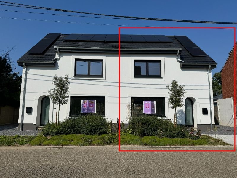 Prachtige volledig gerenoveerde  én energiezuinige (zonnepanelen en warmtepomp) woning  met 3 slpk ! foto {{pictureIndex}}