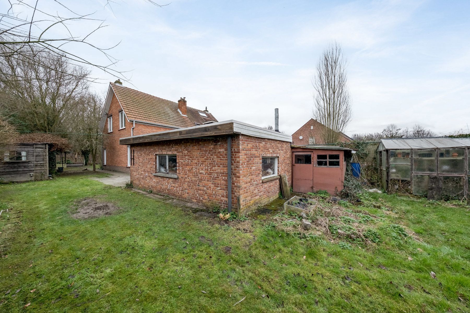 Goed gelegen woning met potentieel foto 3