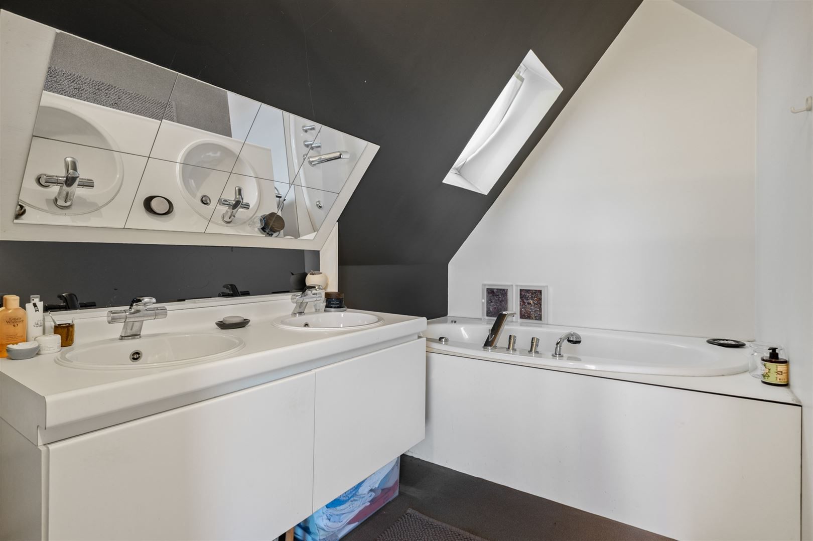 Te renoveren woning met grote tuin en garages in landelijke omgeving foto 17