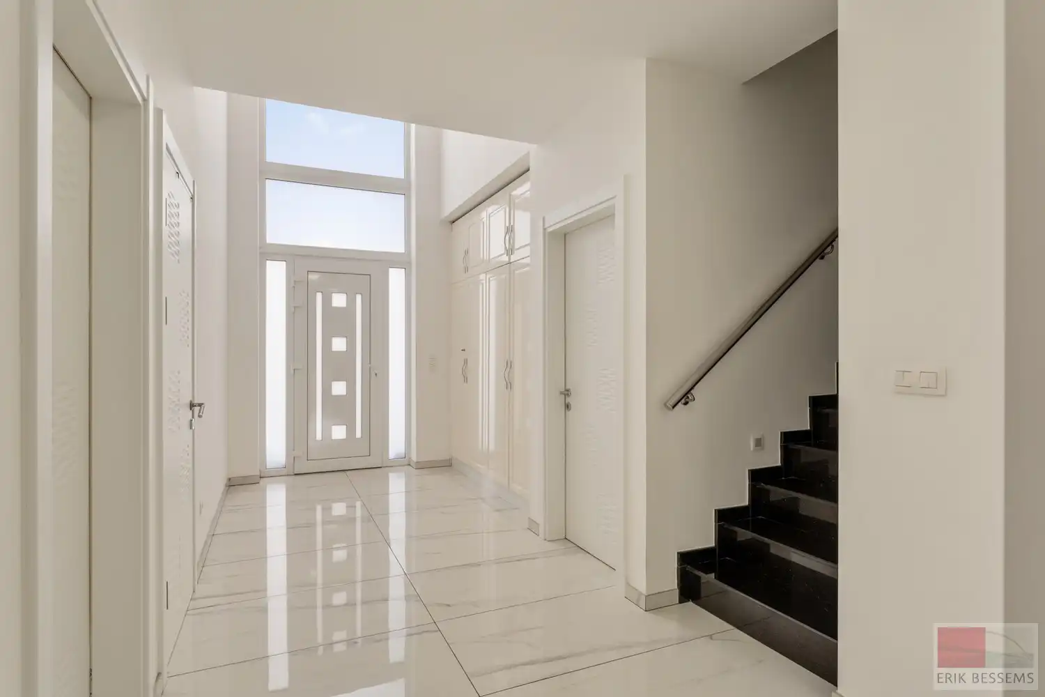 Prachtige en ruime woning met een woonoppervlakte van ca. 277 m², gebouwd in 2018 met vloerverwarming en voorzien van 5 volwaardige slaapkamers en 3 badkamers foto 2