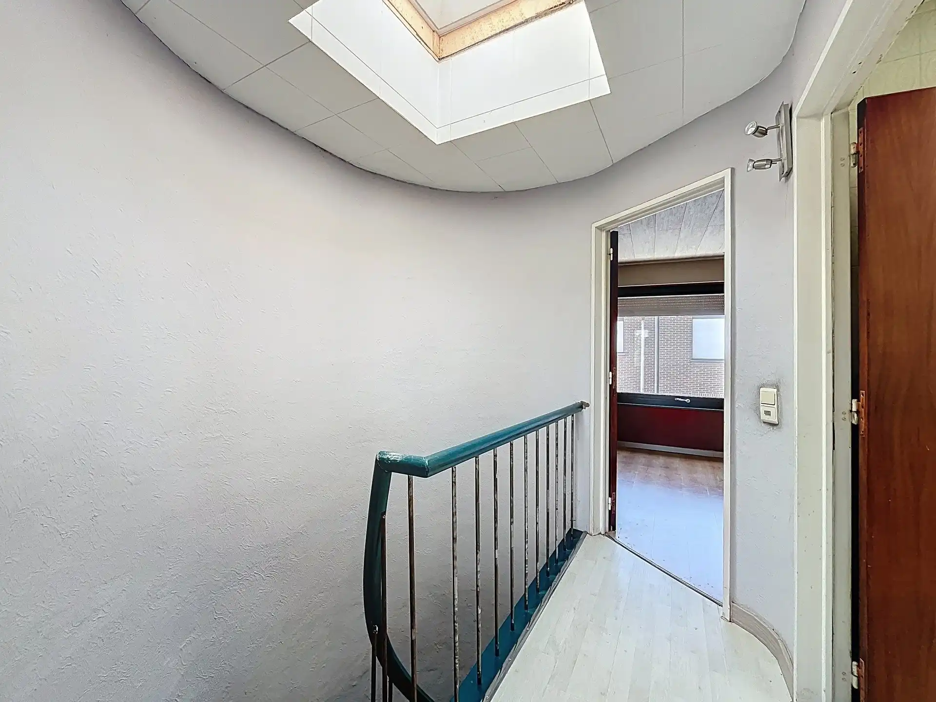 Ruime woning met 4 slaapkamers en garage gelegen in gunstige omgeving te Zwijndrecht! foto 9