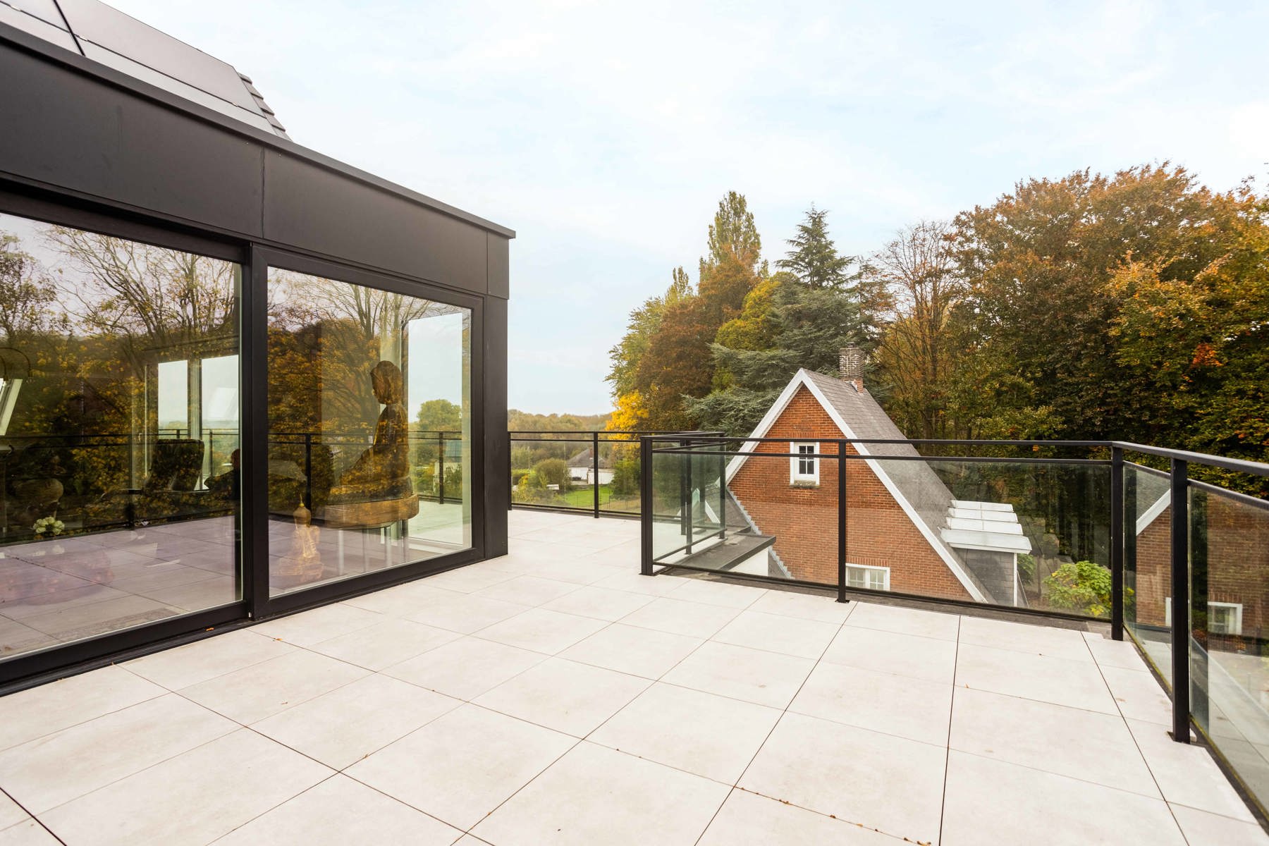 Recent, luxe penthouse met panoramisch terras foto 19