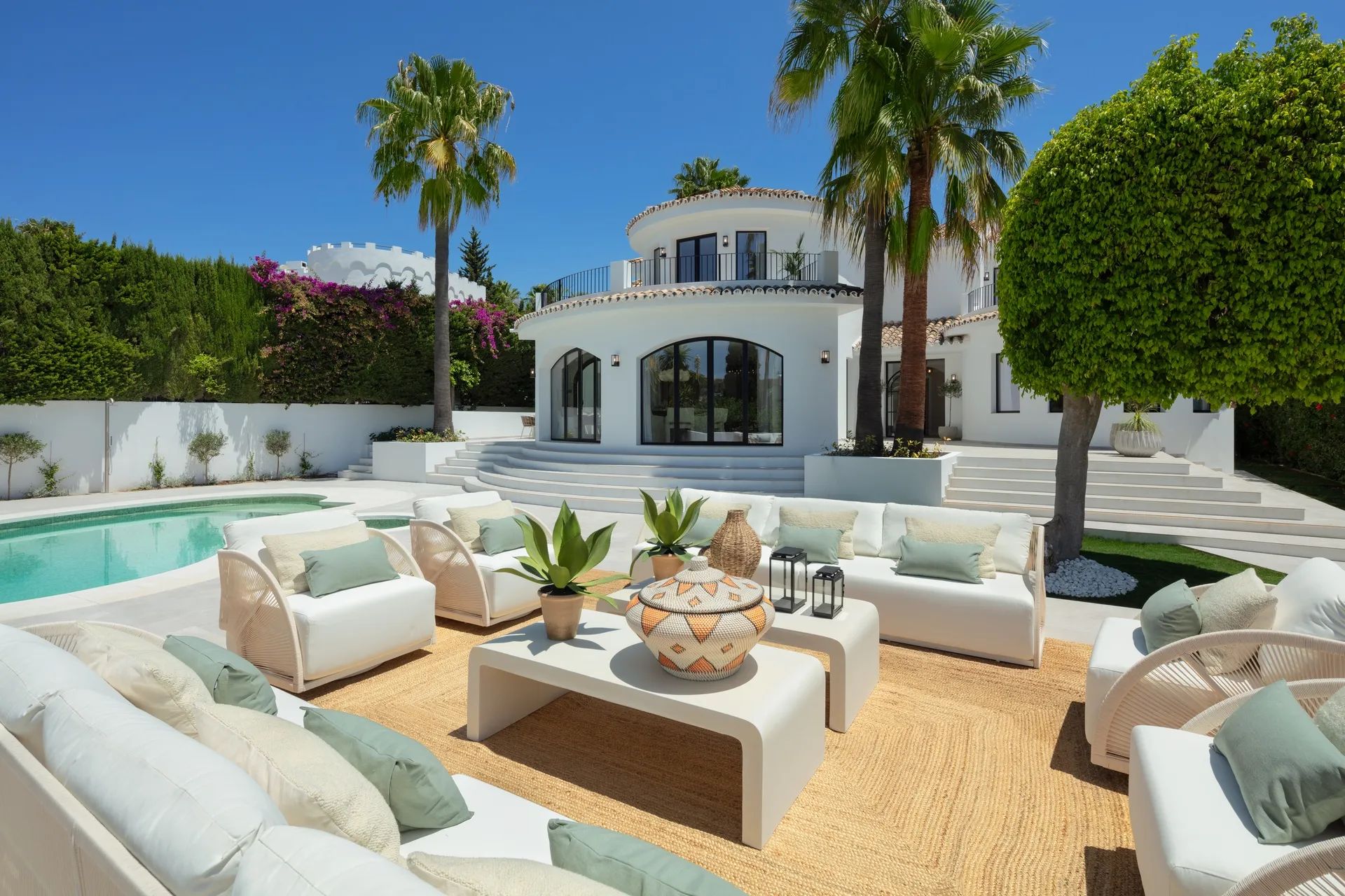 Architectonisch meesterwerk: unieke villa met koepelvormige pracht in Marbella's groene oase! foto 1