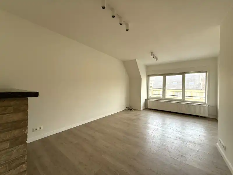 Rustige gelegen gerenoveerd appartement met terras foto 2