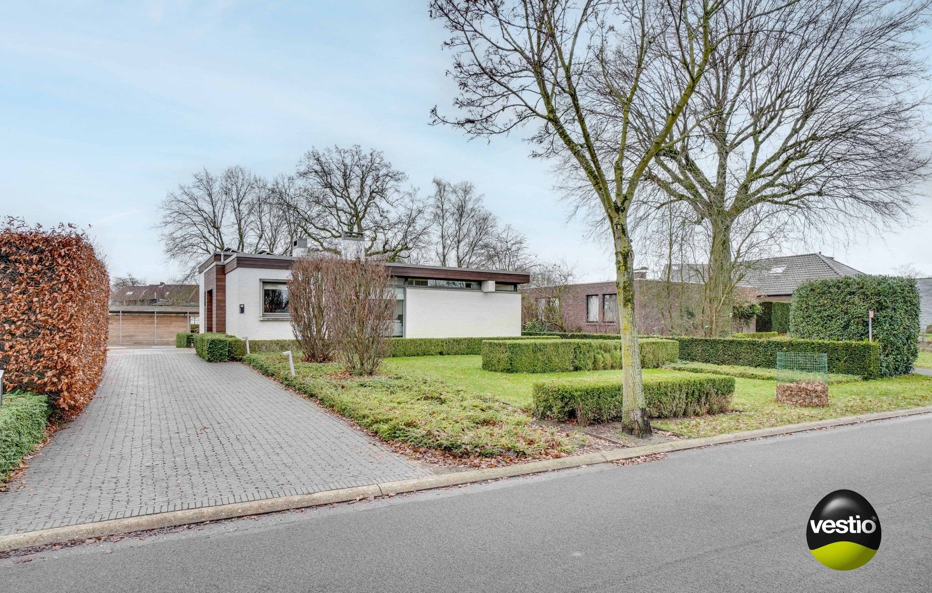 Hoofdfoto van de publicatie: MODERNE, GERENOVEERDE BUNGALOW OP 17,34 ARE