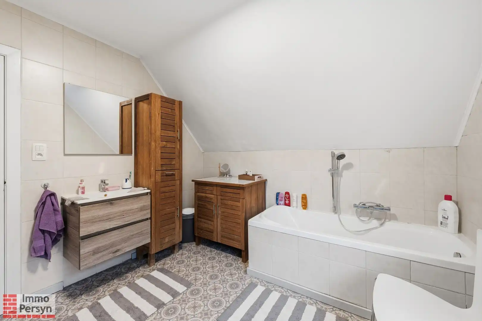 Charmante, gerenoveerde woning met carport en tuin foto 18