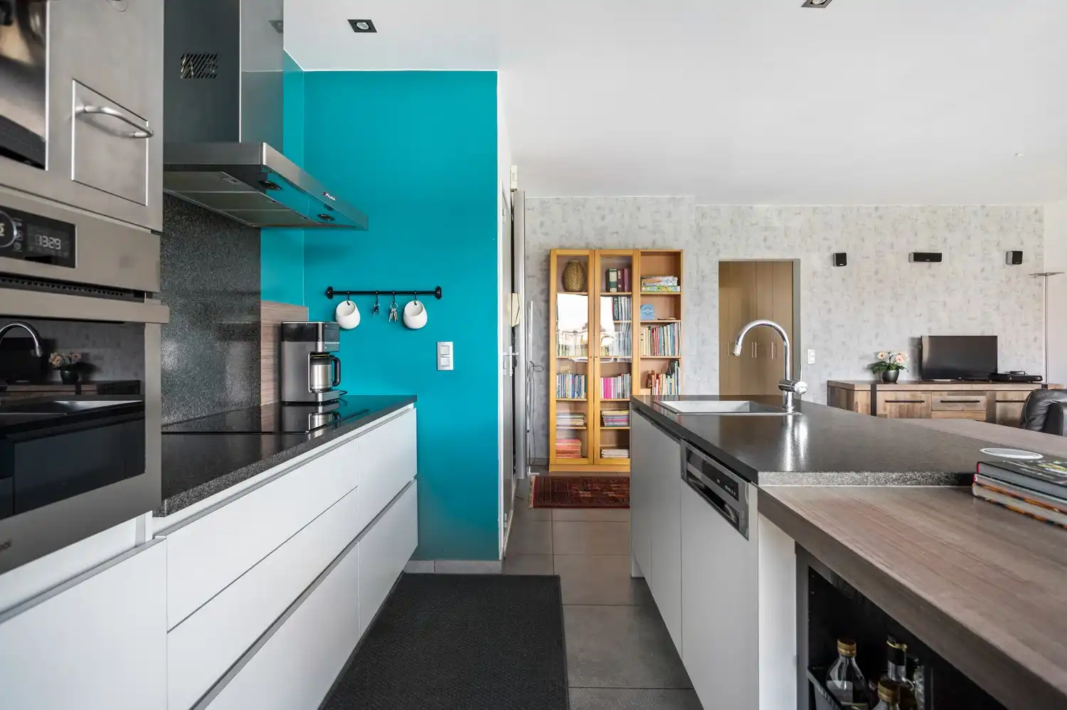 Lichtrijk appartement op de eerste verdieping met terras, kelderberging en gemeenschappelijk zwembad! foto 4