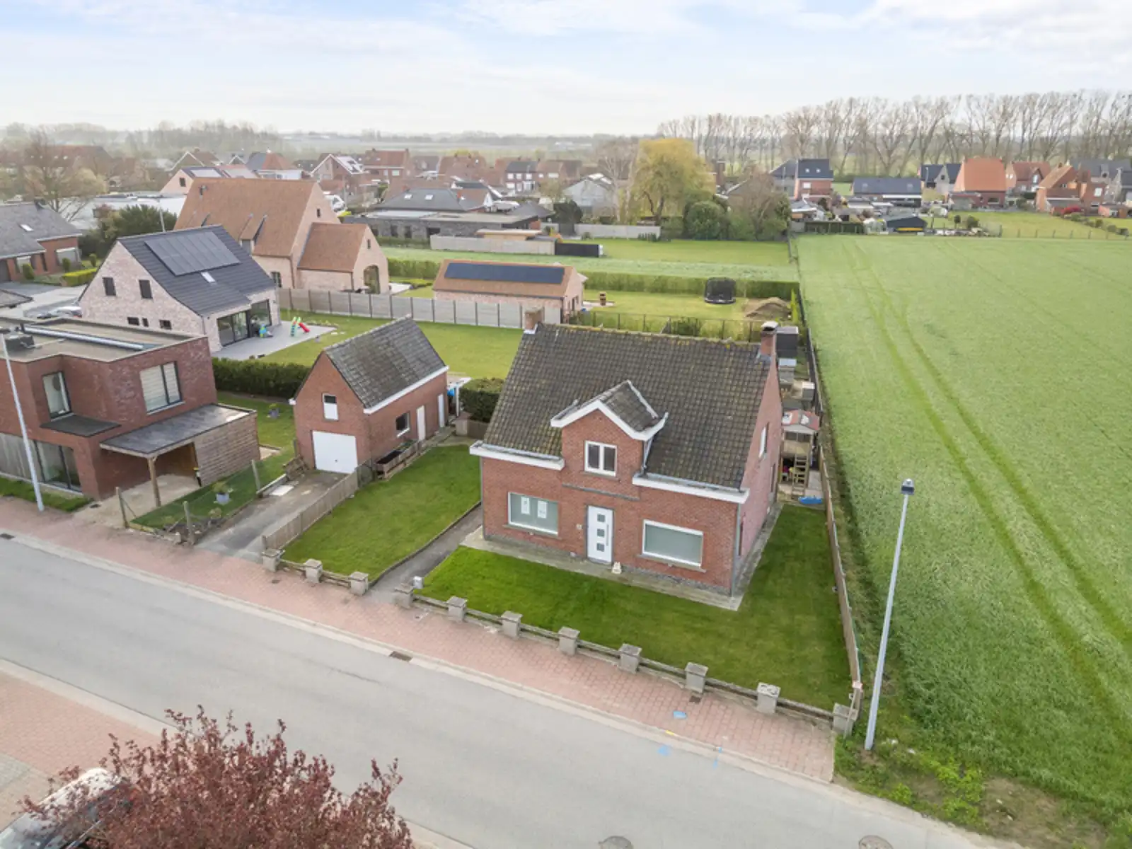 Rustig gelegen alleenstaande woning met tuin en garage. foto 3