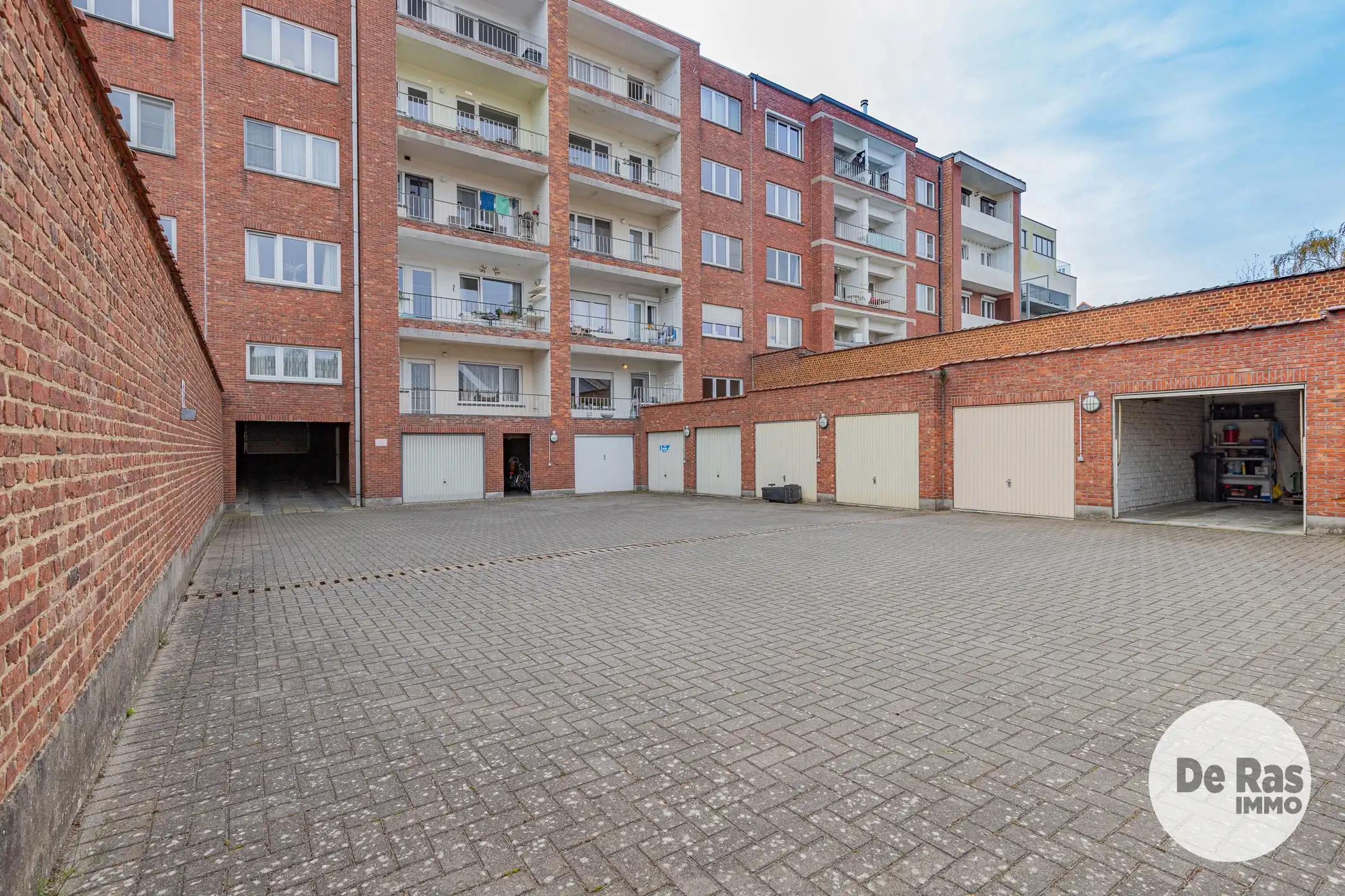 AALST- Gesloten hoekgarage/ garagebox met extra ruimte! foto 4
