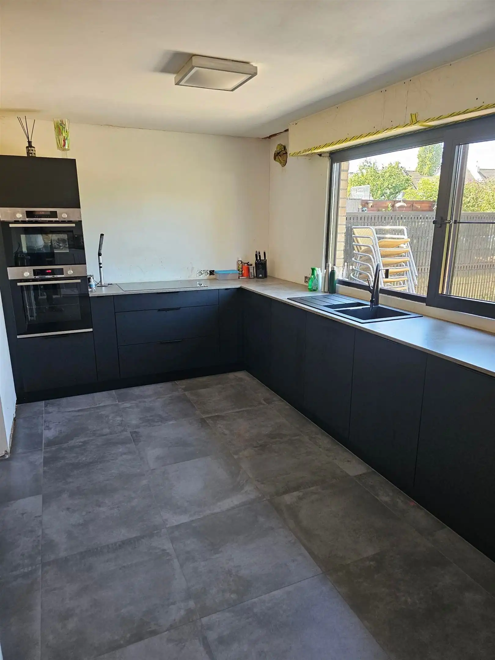Verder af te werken rijwoning met tuin en garage. foto 2