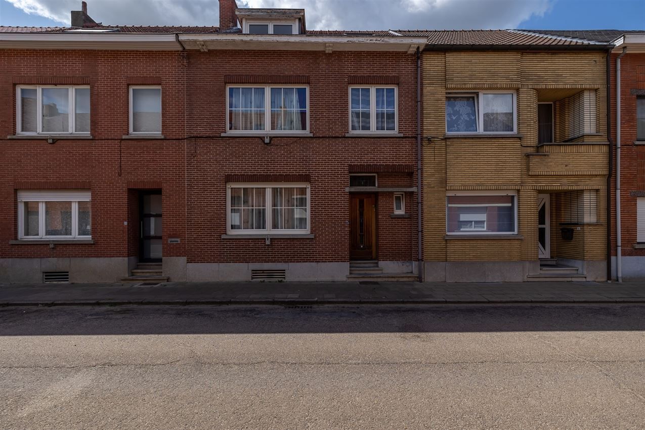 Ruime woning met zuidgerichte tuin en garage in rustige straat nabij centrum. EPC C en 5+ slaapkamers. foto 2