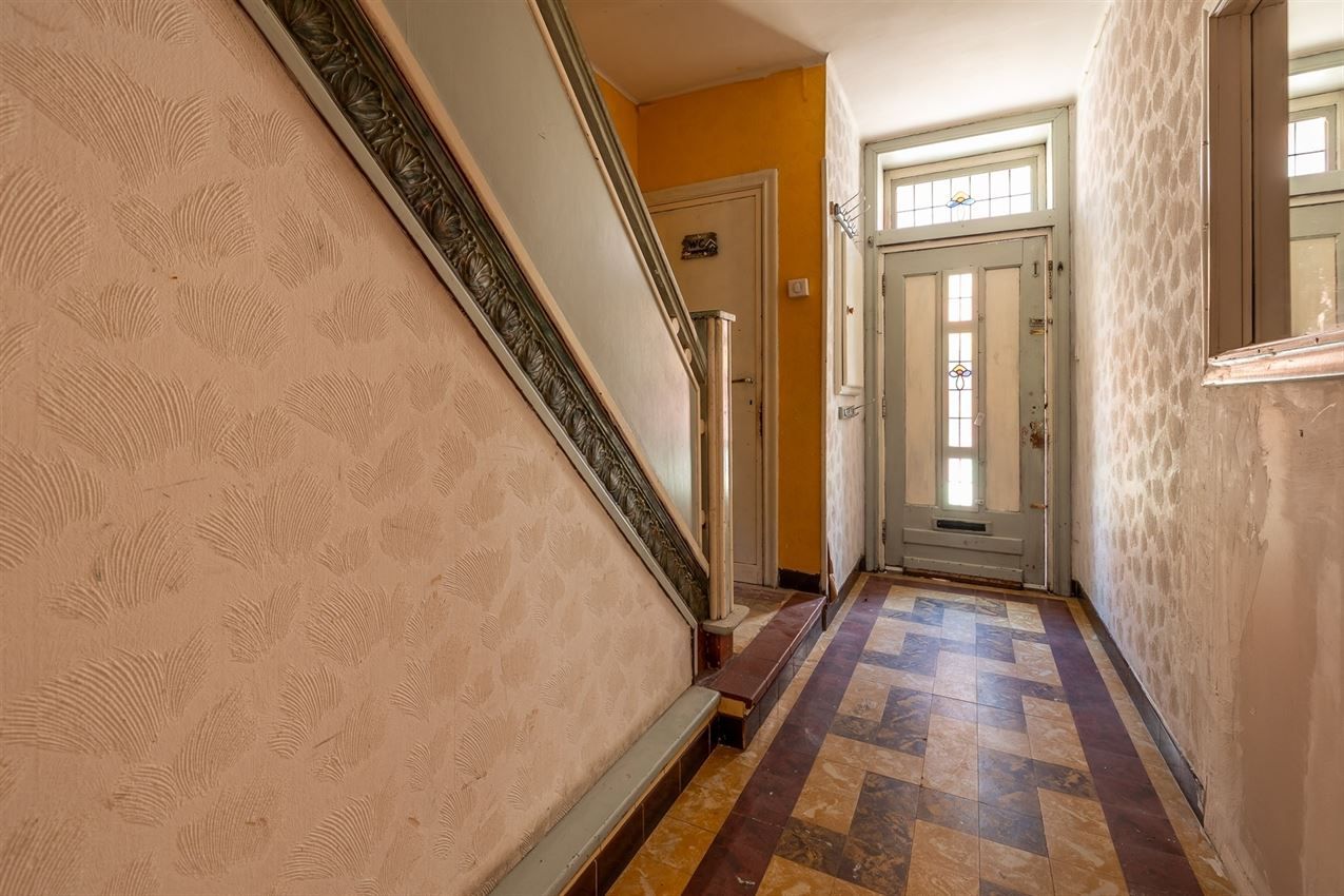 Ruime woning met zuidgerichte tuin en garage in rustige straat nabij centrum. EPC C en 5+ slaapkamers. foto 2