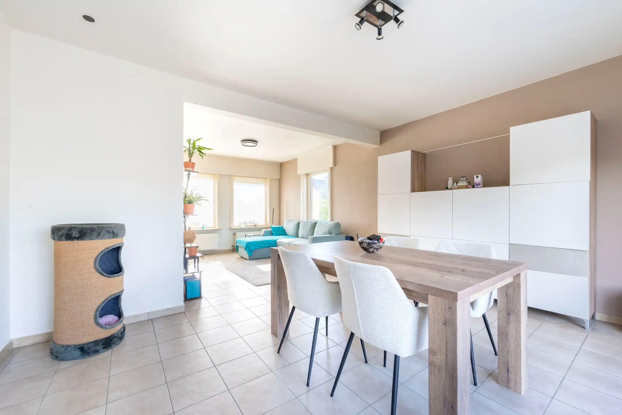 Goed onderhouden halfopen woning met 3 slaapkamers in rustige wijk. foto 2