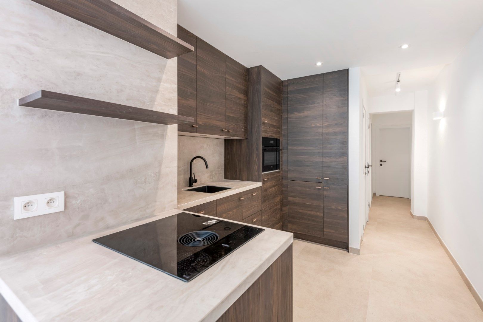Zonnig, instapklaar appartement met prachtig zeezicht, gelegen op het Lichttorenplein. foto 8