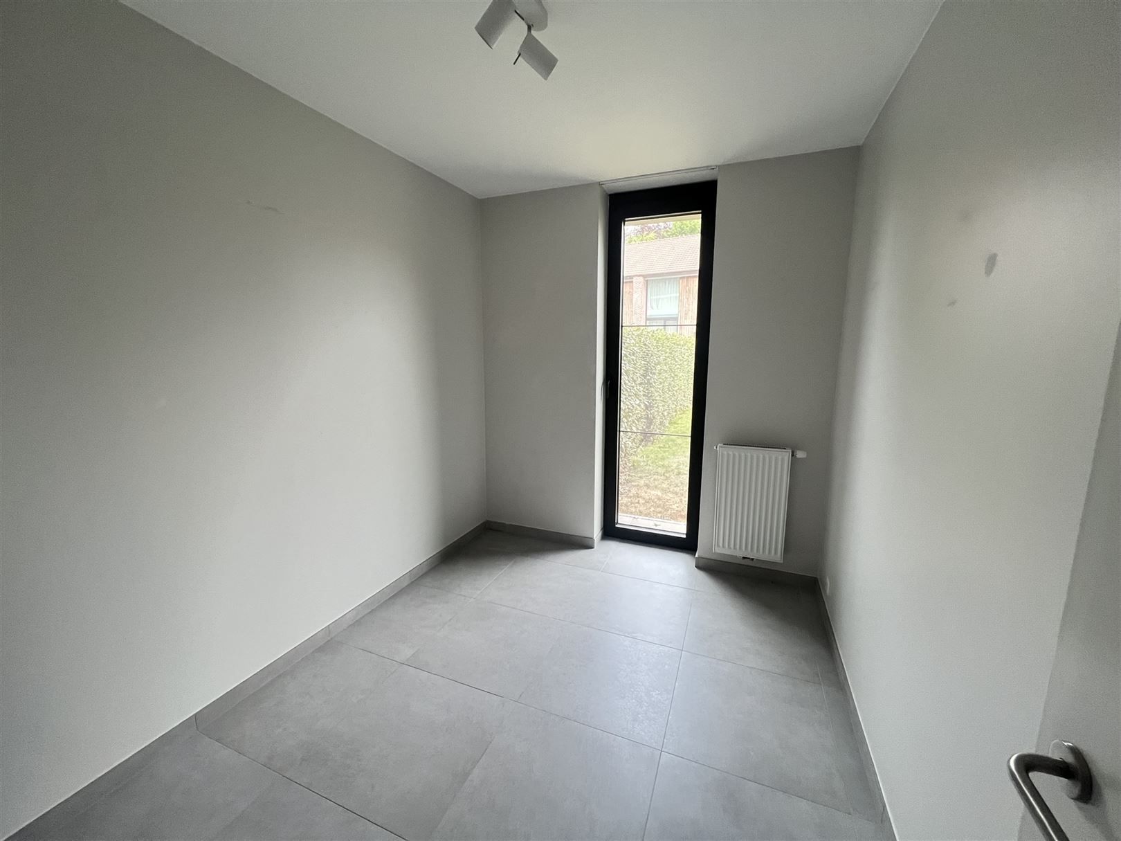 Gelijkvloers appartement met 2 slpks, tuintje en garage. foto 8