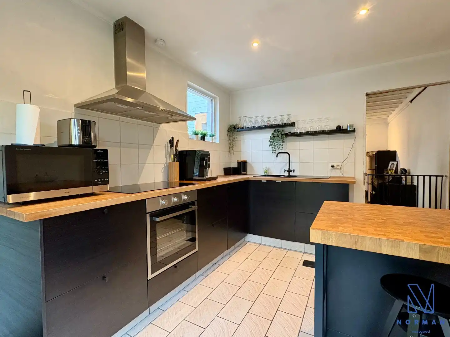 Statige woning te koop in het centrum van Kuurne met 4 slaapkamers en 200m² bewoonbare oppervlakte en volledig vernieuwde elektriciteit!  foto 2