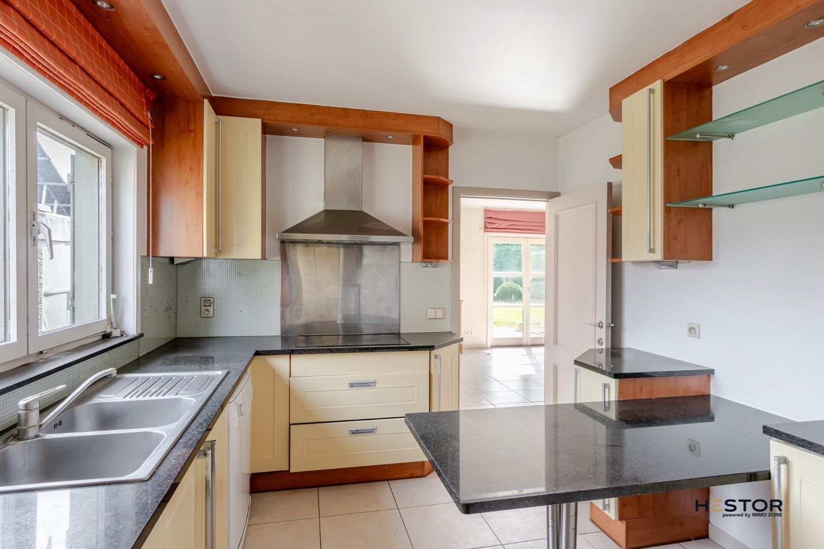 Commercieel gelegen woning met veel mogelijkheden foto 17