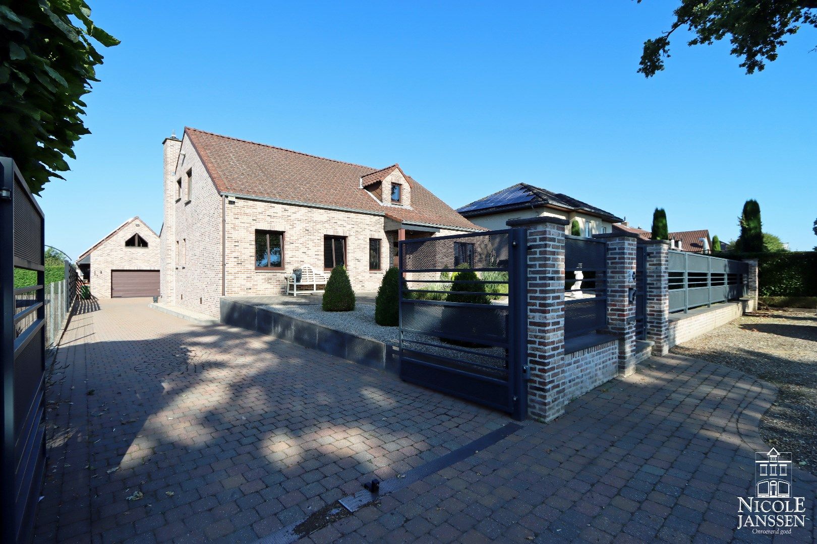 Instapklare gezinswoning met drie slaapkamers, twee badkamers, grote kelder en vrijstaande garage foto {{pictureIndex}}