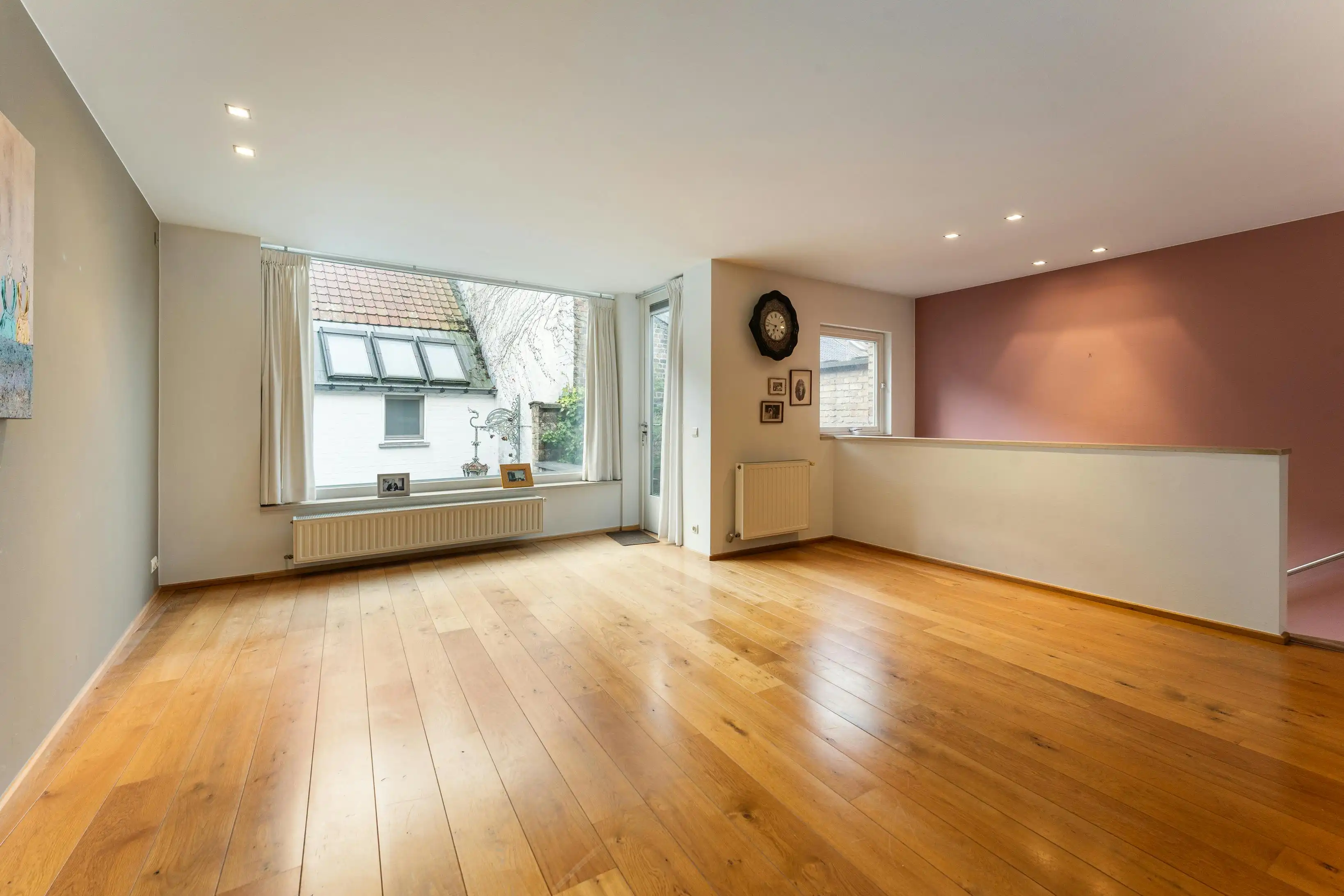 Ruime woning met handelsgelijkvloers en appartement in het centrum van Veurne. foto 2