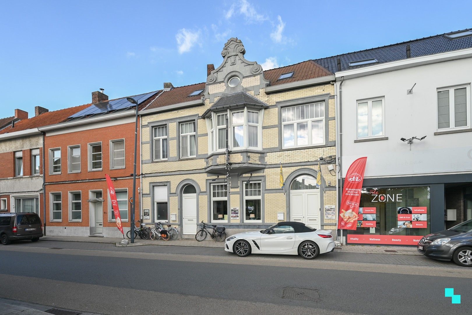 Twee enkelhuizen uit interbellum in hartje Izegem foto {{pictureIndex}}