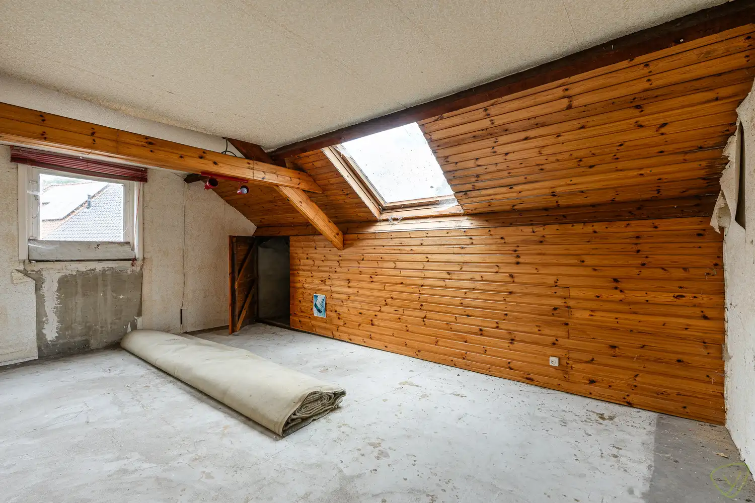 Ruime gezinswoning te koop in Eeklo met 3 slaapkamers met een ruime loods achteraan, die perfect voor een combinatie van comfortabel wonen en werken kan zijn. foto 19