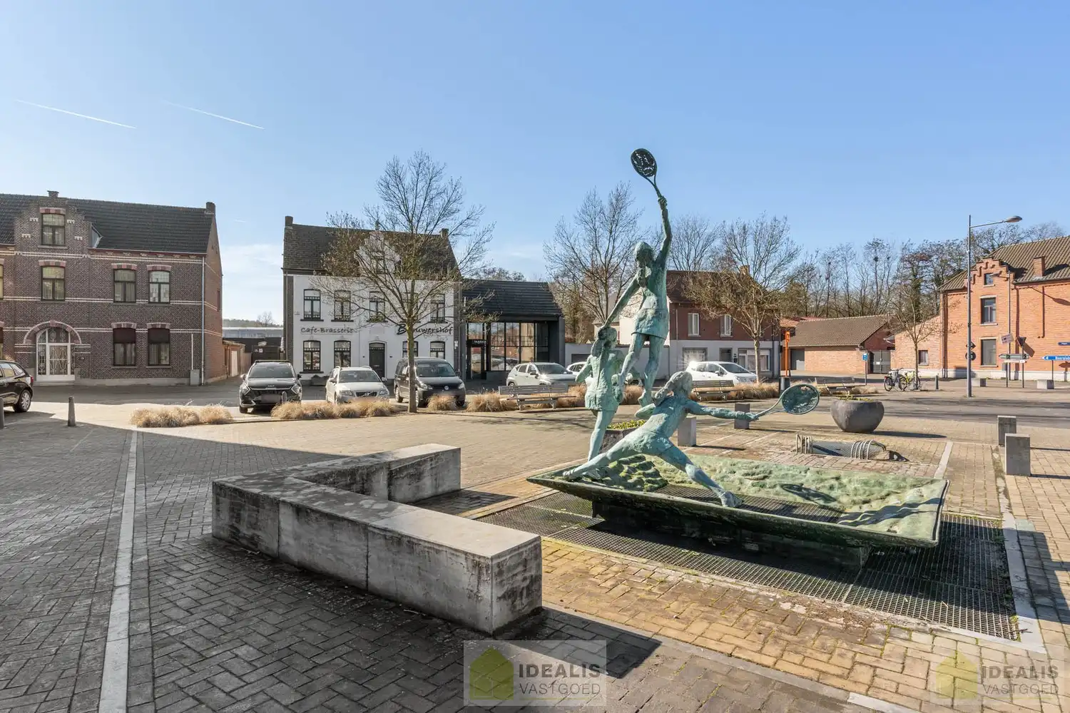 IDEALIS VASTGOED - “Het Brouwershof”, een prachtig pand met een rijke geschiedenis gelegen op het Itterplein op een unieke locatie!! Dit handelspand, een voormalige brasserie, omvat maar liefst ca.420m² bruikbare oppervlakte en is momenteel ingericht als horecazaak met een ruime brasserie met knappe bar, aansluitend volledig uitgeruste keuken, achterliggend een grote feestzaal en een ruim afgesloten terras met overdekte lounge. Uiterst geschikt voor kandidaten op zoek naar een handelspand met verschillende mogelijkheden op een toplocatie midden in hartje Opitter, Bree! foto 4