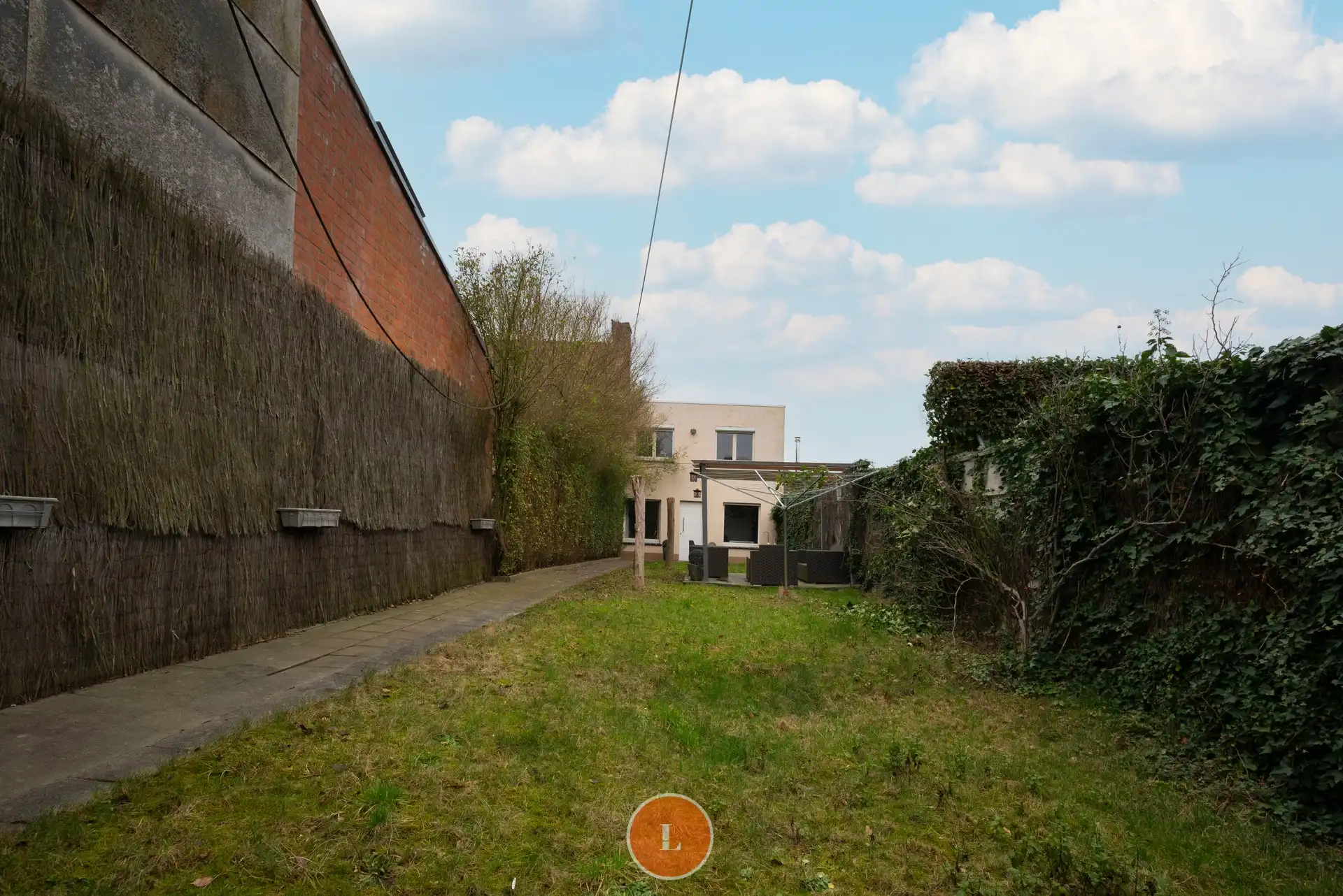 Instapklare woning met 2 slaapkamers, gezellige tuin en garage. foto 13