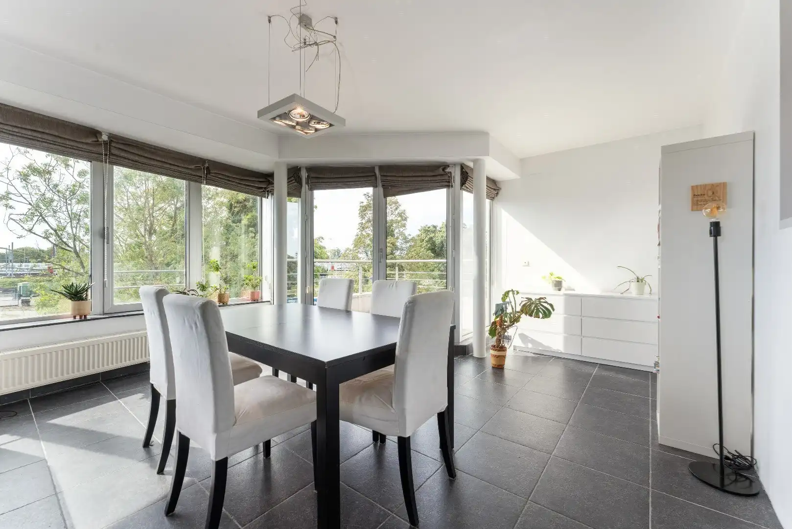 Ruim en licht 2 slaapkamerappartement nabij St-Pietersstation. foto 2