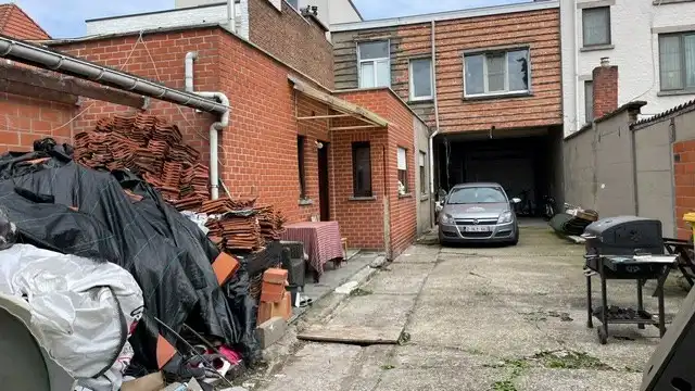 Te renoveren woning met magazijn en inrijpoort foto 10